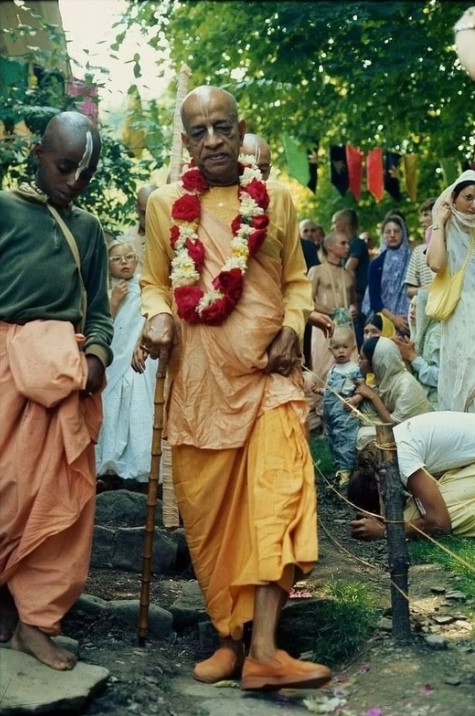 Srila Prabhupada walking with devotees